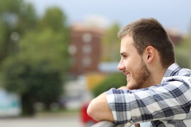 Mutlu bir adam uzakta bir balkonda arıyorsunuz