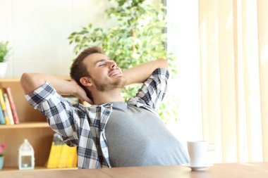 Memnun adam evde rahatlatıcı