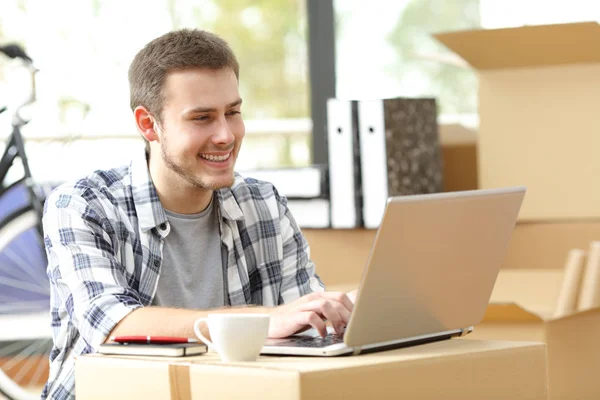 Empreendedor trabalhando e movendo escritório — Fotografia de Stock