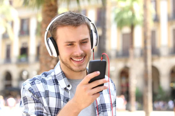 Cara ouvindo música on-line na rua — Fotografia de Stock