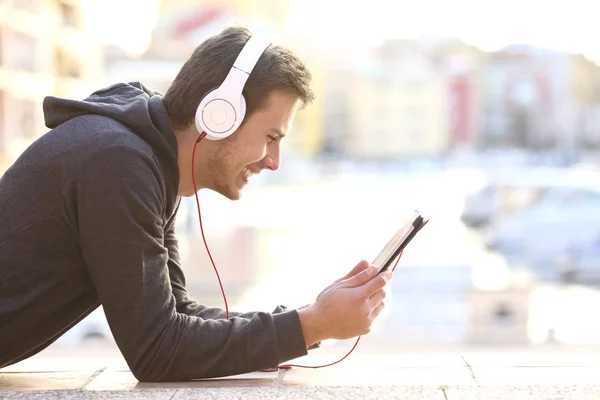 Человек слушает музыку или смотрит видео — стоковое фото