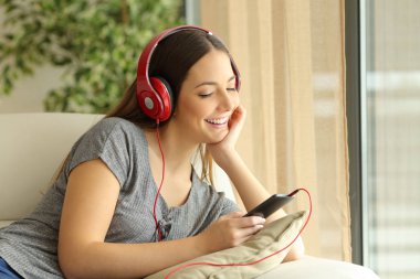 Müzik ve şarkı seçerek mutlu kız