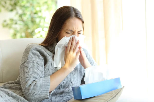 Kvinna blåser med influensa i vinter — Stockfoto