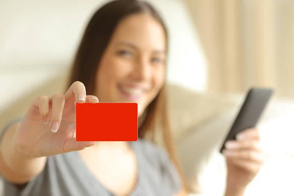 Online kupující ukazuje prázdnou kreditní kartu — Stock fotografie