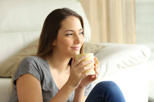 Menina relaxada pensando com uma xícara de café — Fotografia de Stock