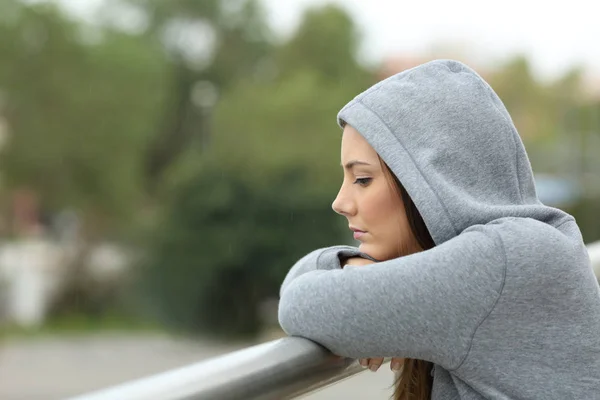 Trauriger Teenager schaut auf Balkon herunter — Stockfoto