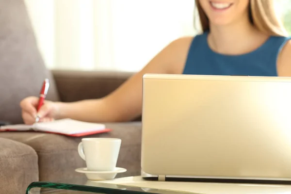 Empreendedor trabalhando online com um laptop em casa — Fotografia de Stock