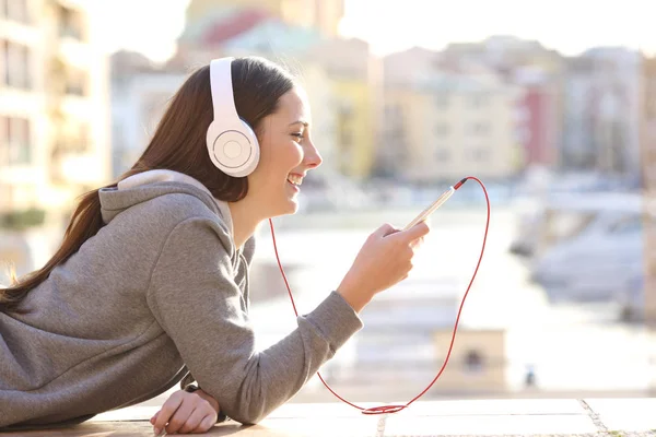 Adolescente ascolto musica in vacanza — Foto Stock