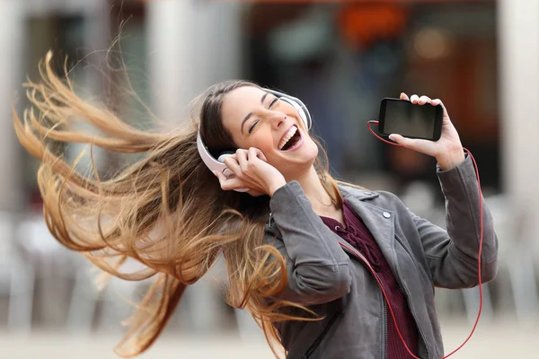 Meisje dansen en muziek in de straat te luisteren — Stockfoto