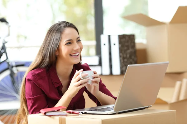 Empresario pensando y trabajando oficina de mudanza — Foto de Stock