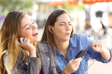 Arkadaşlar çizgi ve şarkı müzik dinleme