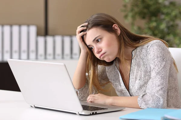 Hatta ofisinde çalışan sinirli stajyer