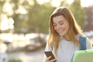 Yürüyüş ve akıllı telefon kullanarak öğrenci