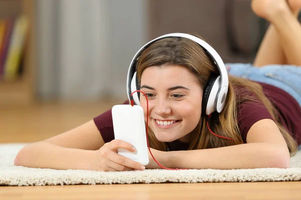 Happy teen watching media in a smartphone at home — Stock Photo, Image