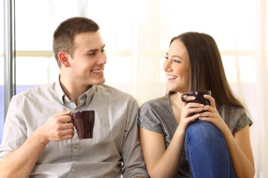 Çift konuşmak ve evde içme