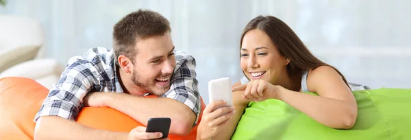 Friends sharing media content on line on phones — Stock Photo, Image