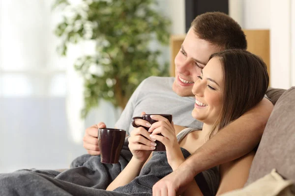 Пара розслабляє і п'є каву вдома — стокове фото