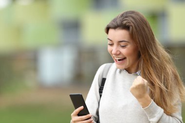 Heyecanlı öğrenci bir akıllı telefon haber okuma