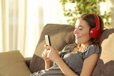Hatta bir akıllı telefon ile genç müzik dinleme