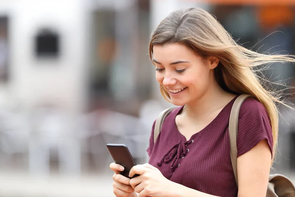 Girl walking and writing messages on phone — Stock Photo, Image