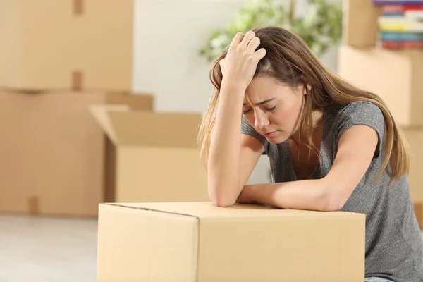 Sad homeowner moving home after eviction — Stock Photo, Image