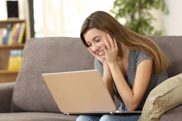 Menina sincera assistindo conteúdo de mídia on-line — Fotografia de Stock