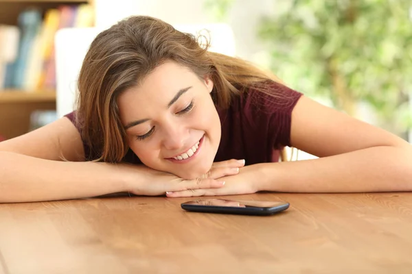 Adolescente amando seu telefone inteligente — Fotografia de Stock
