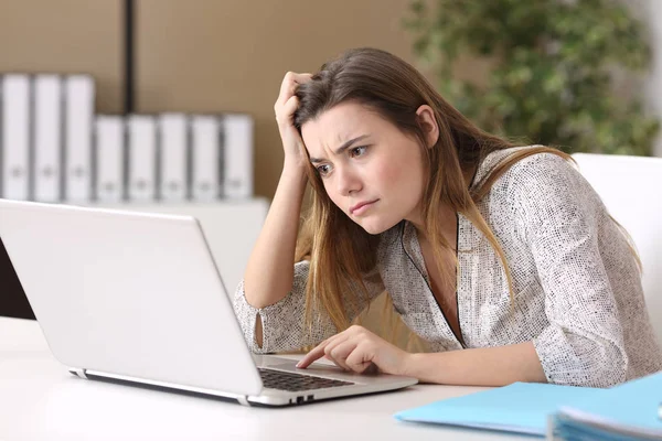 Aprendiz confuso trabajando en una tarea difícil —  Fotos de Stock