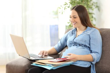 Evde çalışan hamile girişimci