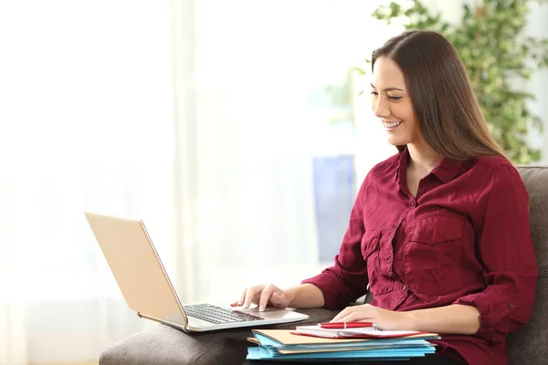 Ondernemer bezig met lijn thuis met laptop — Stockfoto