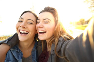 Gün batımında selfies alarak komik arkadaşlar
