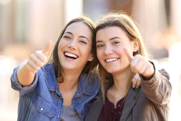 Zwei lustige Freunde mit erhobenem Daumen — Stockfoto