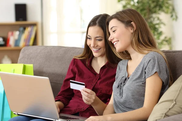 Compañeros comprando en línea con tarjeta de crédito — Foto de Stock