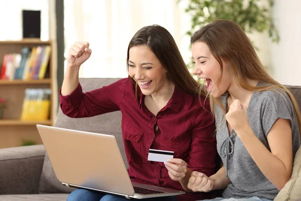 Colegas de quarto entusiasmados comprando on-line em casa — Fotografia de Stock