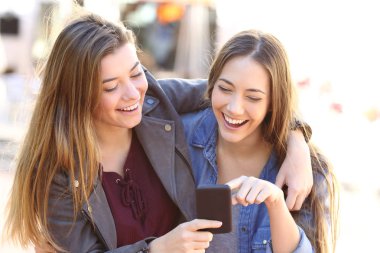 Mutlu arkadaş bir akıllı telefon paylaşımı