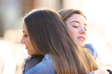 İkiyüzlü kızgın arkadaş kucaklama