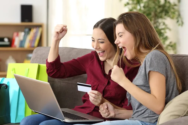 Amigos entusiasmados comprando online com cartão de crédito — Fotografia de Stock