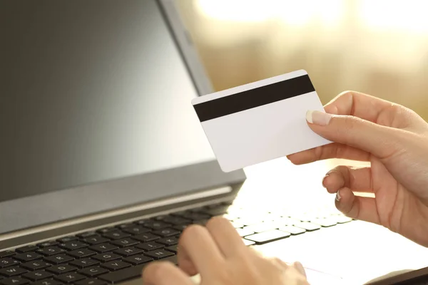 Руки девушки держат кредитную карту и покупают он-лайн — стоковое фото