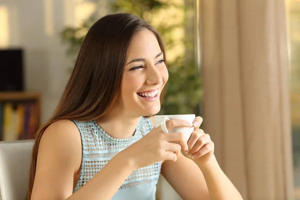 Menina pensativa feliz relaxante e beber café — Fotografia de Stock