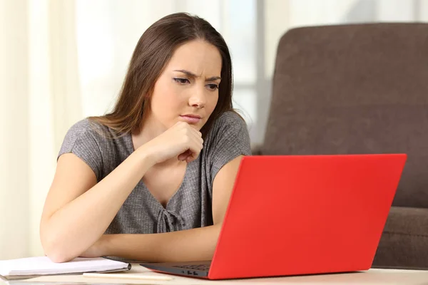 Étudiant pensif étudiant en ligne avec un ordinateur portable — Photo