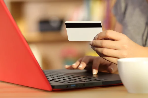 Frau hält Kreditkarte in der Hand, die online gekauft wird — Stockfoto