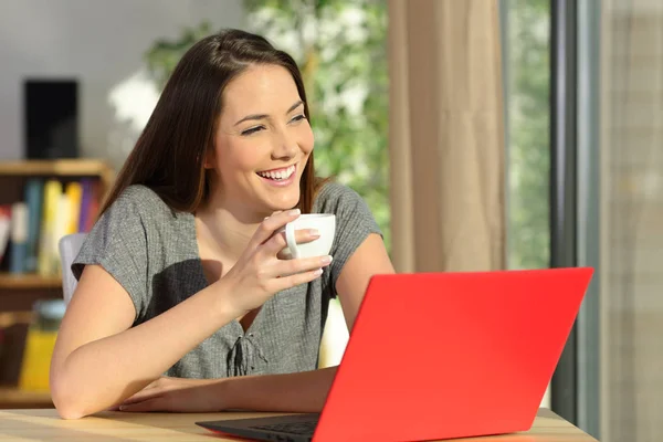 Vrouw met een laptop ontspannen en denken — Stockfoto