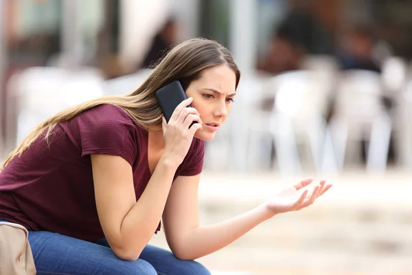 Θυμωμένη γυναίκα καλώντας στο τηλέφωνο στο δρόμο — Φωτογραφία Αρχείου
