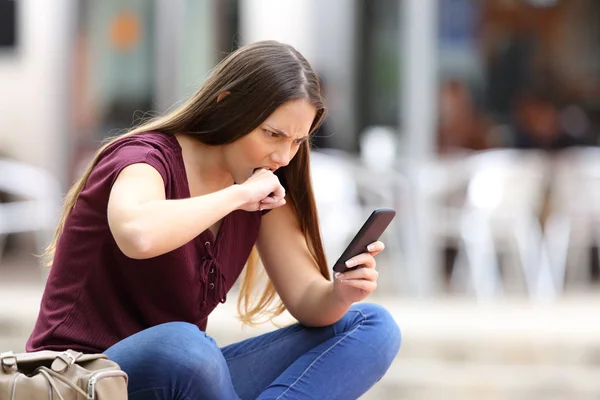 Mujer enojada con teléfono móvil en la calle — Foto de Stock