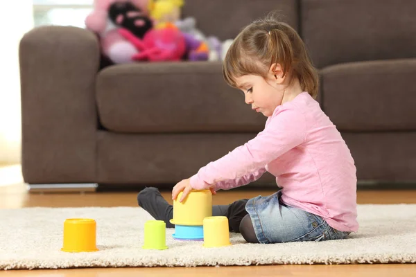 Criança brincando com brinquedos em casa — Fotografia de Stock