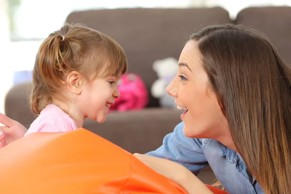 Mother and baby daughter facing — Stock Photo, Image