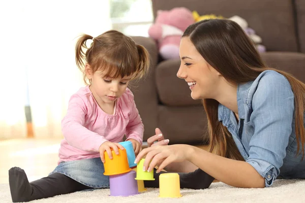 Mother and baby daughter playing at home — Stock Photo, Image