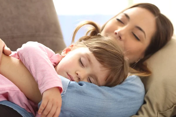 ソファで寝ている母と赤ちゃんの娘 — ストック写真