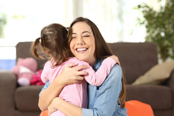 Moeder haar baby dochter omarmen — Stockfoto