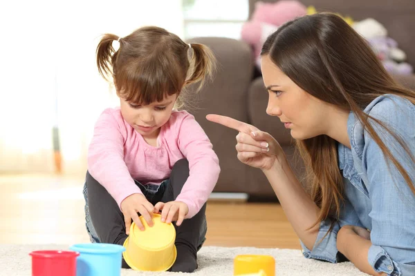 Mãe repreendendo a sua filha bebê — Fotografia de Stock